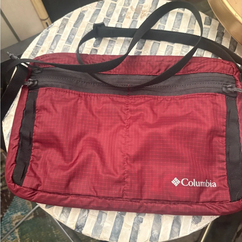Columbia Burgundy crossbody Bag‎ 11.5x8